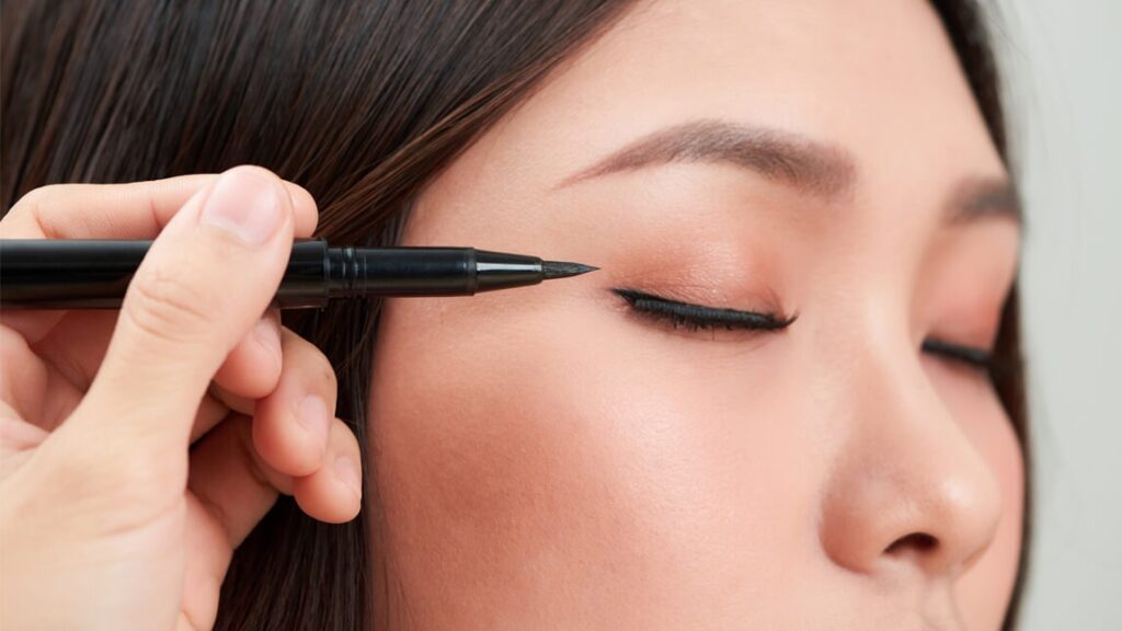 A Beginner's Guide to Applying Eyeliner: Tips and Techniques for a Flawless Look