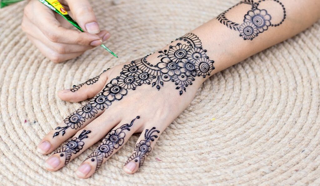 Henna vs. Regular Tattoos: An In-Depth Comparison of Body Art Forms