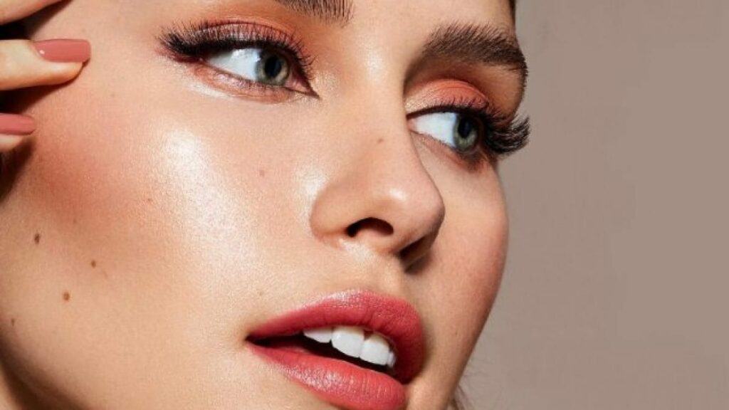 How to Achieve the Dewy Makeup Look?