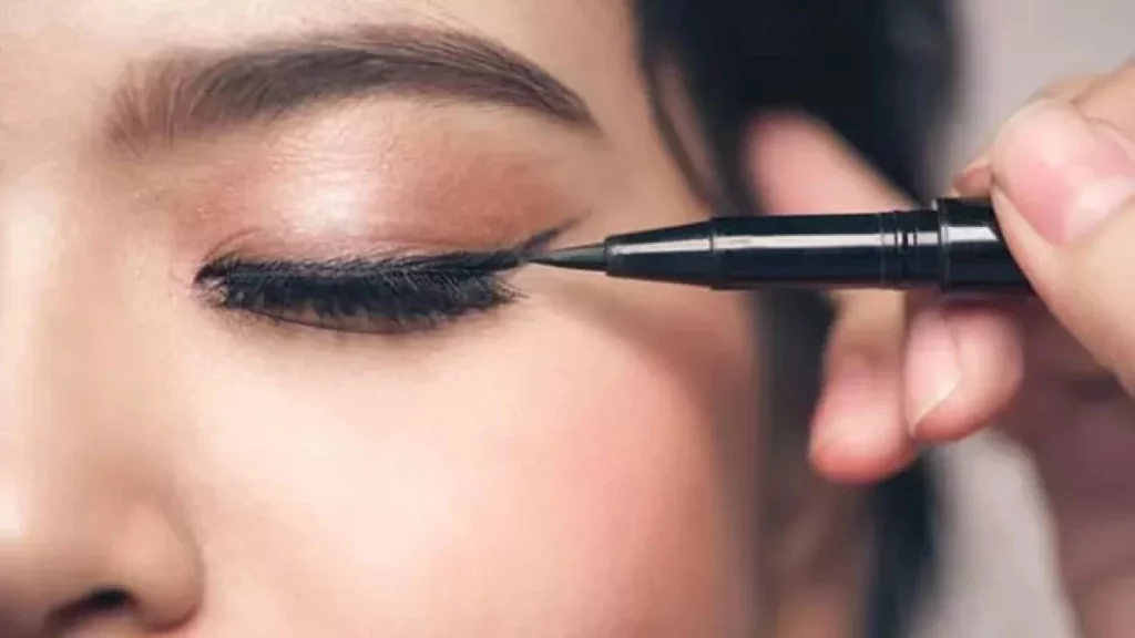 The Definitive Manual On Mastering Eye Liner Application