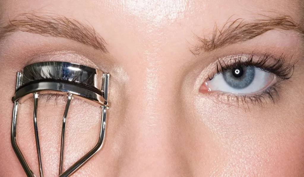 How To Use An Eyelash Curler