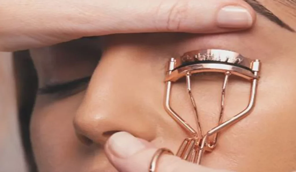 How To Use An Eyelashcurler